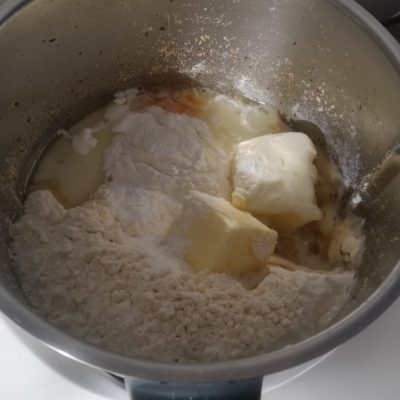 Aggiungere le uova, lo zucchero, la farina, il latte, il burro, il lievito e impastare 20 sec. vel. 5.